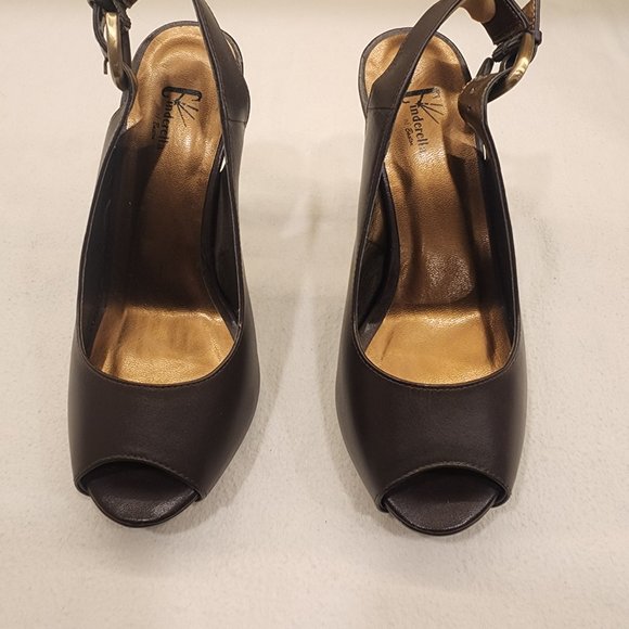 Leather pump w/ peep toe. Size 5W - Picture 3 of 5